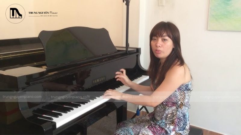 Tư thế tay piano chuẩn: 6 lỗi sai & cách khắc phục nhanh chóng 4 Cổ tay bị gồng cứng, có thể nhô cao hơn mu bàn tay, trông căng thẳng