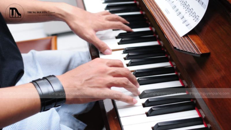 Tư thế tay piano chuẩn: 6 lỗi sai & cách khắc phục nhanh chóng 6 Hình ảnh ngón cái duỗi thẳng đơ