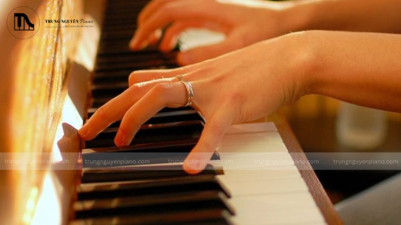 Tư thế tay piano chuẩn: 6 lỗi sai & cách khắc phục nhanh chóng 7 Lỗi ngón út bị duỗi thẳng hoặc cong vẹo khi các ngón khác bấm phím
