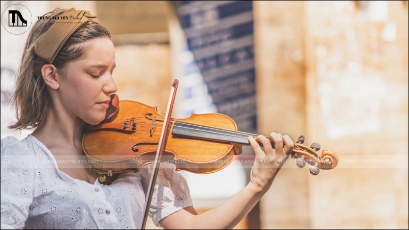 Người chơi violin với đôi mắt nhắm nghiền