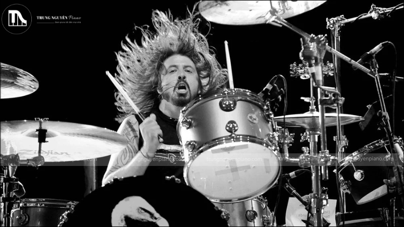 Người chơi trống với động tác mạnh mẽ