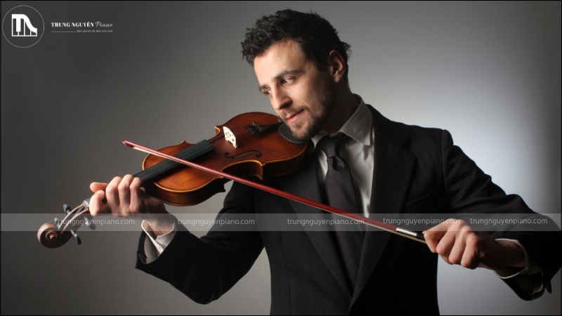 Violin là loại nhỏ nhất cũng như có âm thanh cao nhất trong họ vĩ cầm