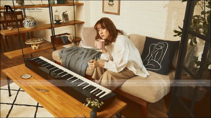 Người chơi piano trong phòng riêng