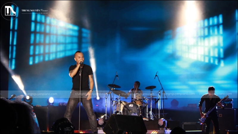 Ban nhạc chơi trên sân khấu