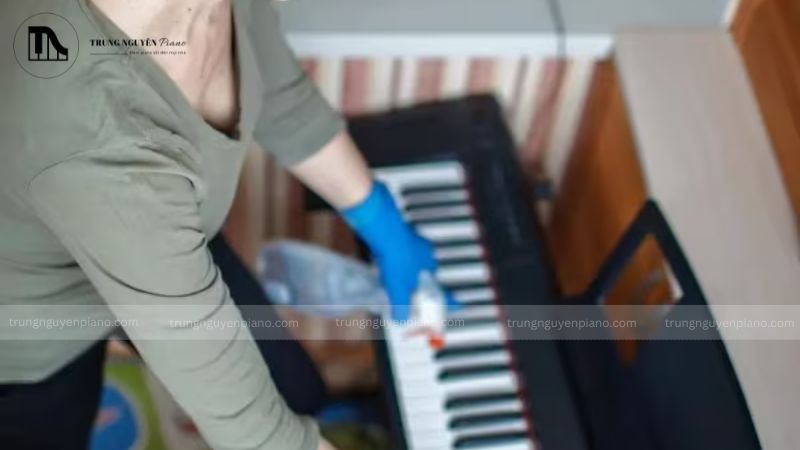 Sai lầm cần tránh khi tự vệ sinh Piano cơ