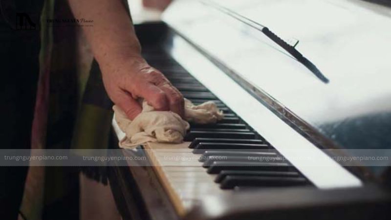 Lựa chọn tốt nhất là khăn lau mềm, sạch, không xơ, và lý tưởng nhất là khăn microfiber