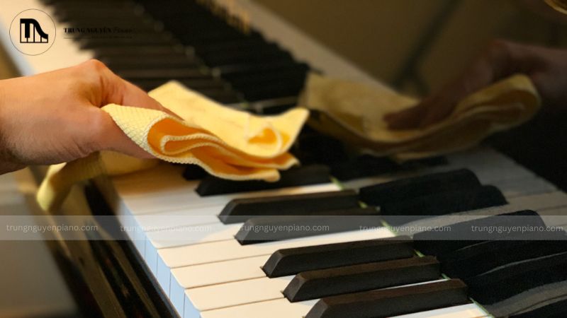 Việc vệ sinh bên trong đàn piano cơ đòi hỏi sự cẩn trọng tối đa