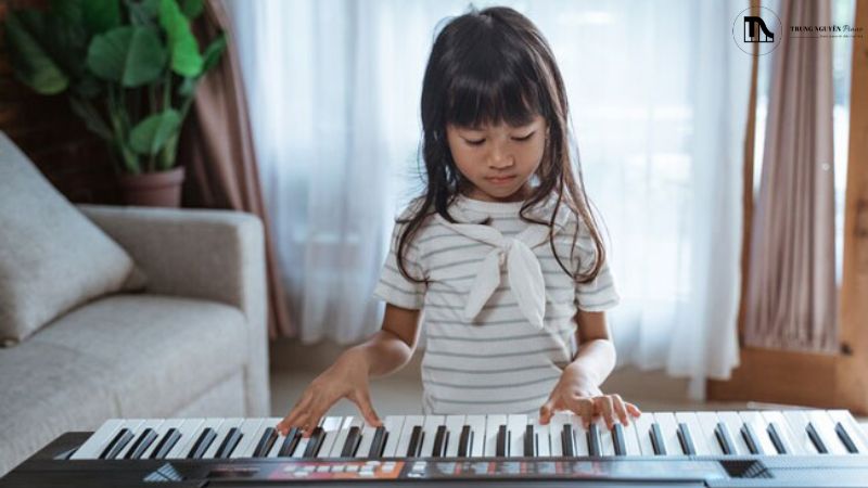 Cho trẻ làm quen với 1 cây đàn phù hợp