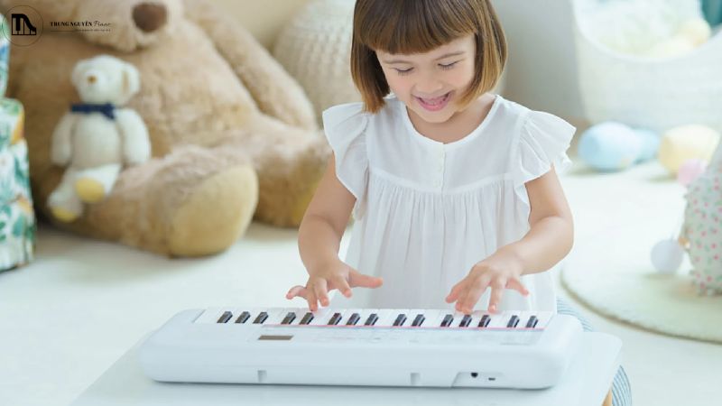 Hãy tìm những cây đàn có phím vừa vặn với bàn tay của bé