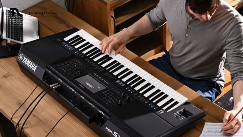 Việc nghe âm thanh thực tế, cảm nhận độ nặng/nhạy của phím đàn và kiểm tra các chức năng cơ bản