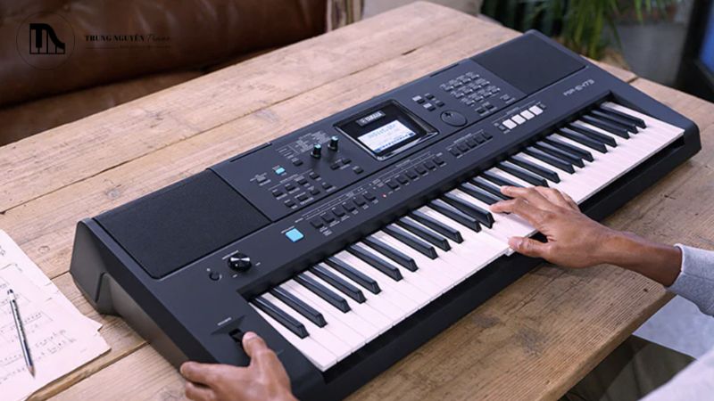 Yamaha PSR-E473 là một cây đàn organ đa năng, phù hợp cho cả học tập