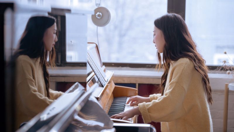 Độ tuổi vàng cho bé học piano: Khi nào là thời điểm lý tưởng nhất? 12 Người bắt đầu học đàn ở độ tuổi lớn hơn vẫn đạt được thành công