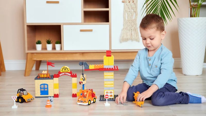 Độ tuổi vàng cho bé học piano: Khi nào là thời điểm lý tưởng nhất? 4 Bé có khả năng tập trung khi xếp hình