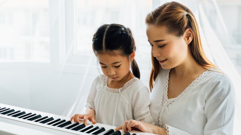 Độ tuổi vàng cho bé học piano: Khi nào là thời điểm lý tưởng nhất? 5 Bé có tương tác tích cực với giáo viên
