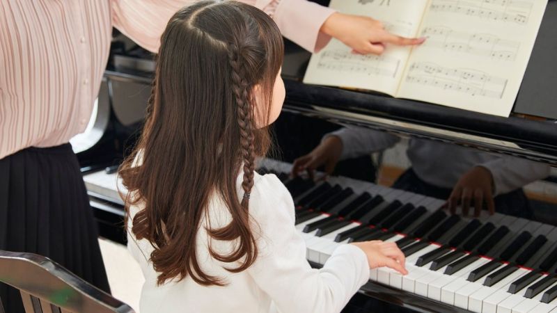 Độ tuổi vàng cho bé học piano: Khi nào là thời điểm lý tưởng nhất? 7 Chơi piano giúp trẻ rèn luyện tính kỷ luật