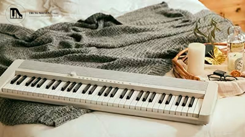 Thiết kế Casiotone nhỏ gọn, có tay cầm, có thể dùng pin.