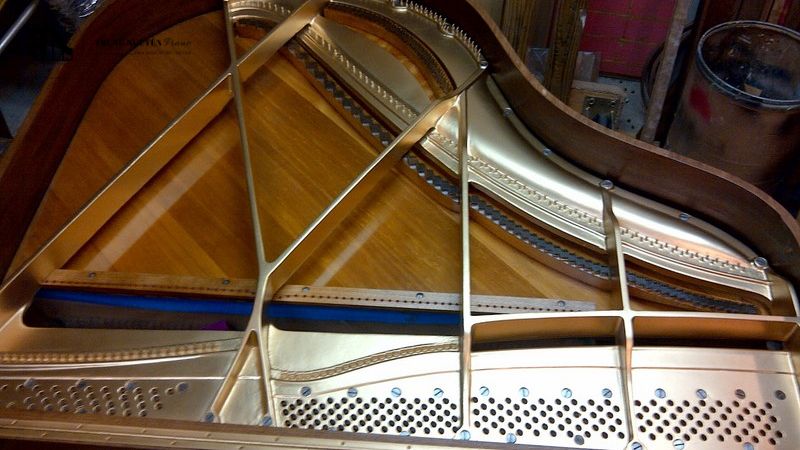 So sánh Grand Piano và Upright: Đặc điểm & khác biệt 2 Khung đàn của Grand Piano là bộ phận chịu lực căng từ hàng trăm sợi dây đàn