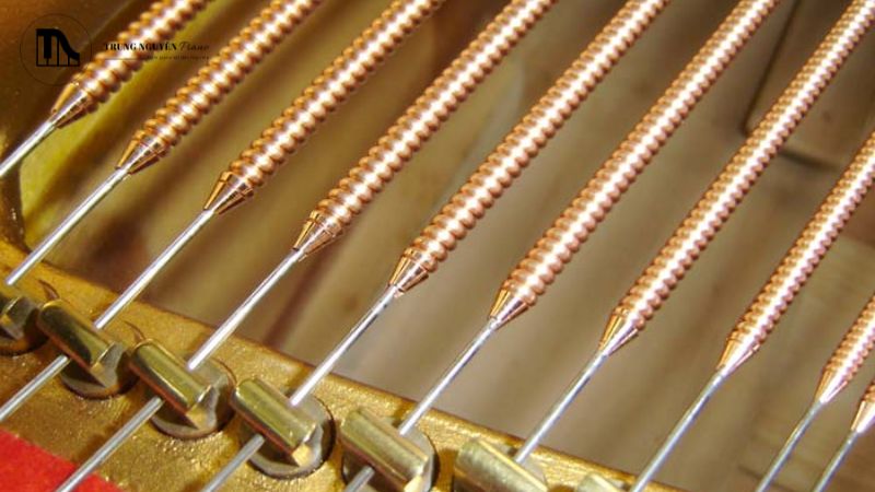 So sánh Grand Piano và Upright: Đặc điểm & khác biệt 3 Chất lượng dây đàn và kỹ thuật lên dây chính xác là yếu tố quan trọng,