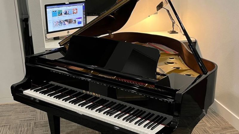 Kawai GL-30 được đặt trong một phòng nhạc gia đình