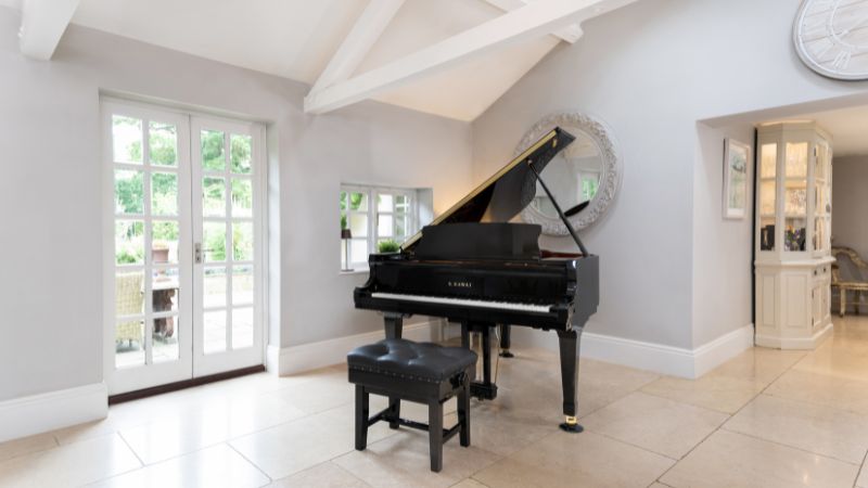 Kawai GX-2 đặt trong một phòng khách sang trọng