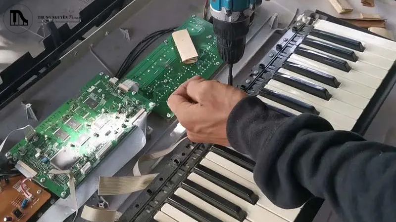 Đàn Organ mất tiếng, liệt phím: Cách sửa chữa hiệu quả 4 Nên nhờ dịch vụ sửa đàn organ chuyên nghiệp khi nào