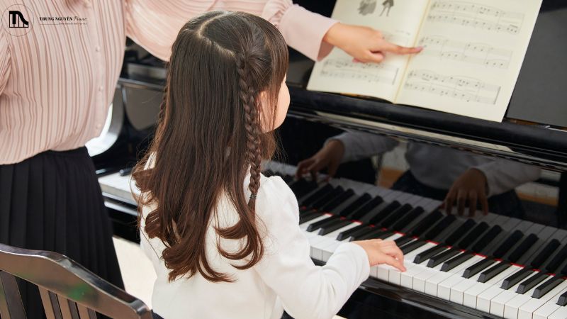 Bé thoải mái với cây đàn vừa vặn