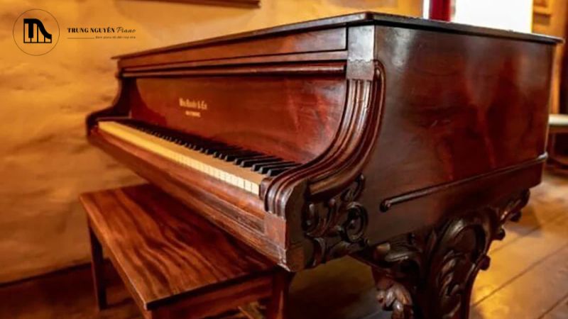 Harpsichord (còn gọi là Clavecin) là một nhạc cụ dây phím phổ biến khác