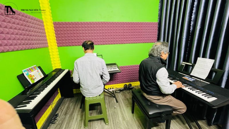 Ưu điểm học đàn piano cho người lớn tuổi
