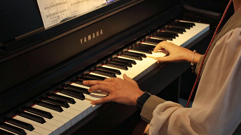 Mua đàn piano cũ Quận 1 uy tín và chất lượng ở đâu? 8 Chơi thử đàn để kiểm tra chất lượng âm thanh