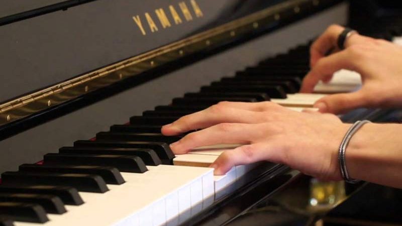 Mua đàn piano cũ Thủ Đức ở đâu? Kinh nghiệm và địa chỉ mua uy tín 4 Chơi đàn piano cũ để kiểm tra bàn phím