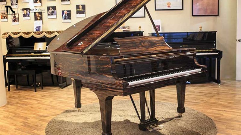 Đàn piano cơ cũ có vẻ ngoài cổ điển, sang trọng