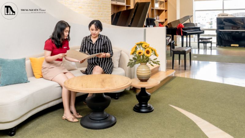 Hãy lắng nghe nhân viên tư vấn giới thiệu về cây đàn piano