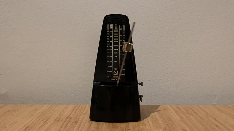 Các phụ kiện piano không thể thiếu là gì? Hướng dẫn chọn phụ kiện piano chuẩn 5 Phụ kiện đàn piano - Máy đếm nhịp