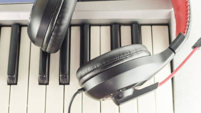 Bạn nên đầu tư một cặp tai nghe chất lượng tốt