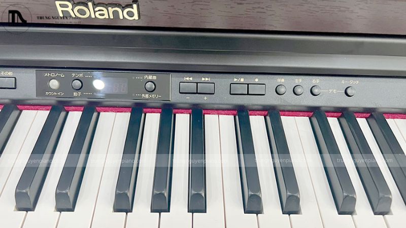 Đánh giá Piano Điện Roland HP203: Có nên mua? 3 Bảng điều khiển với các nút chức năng của Roland HP203