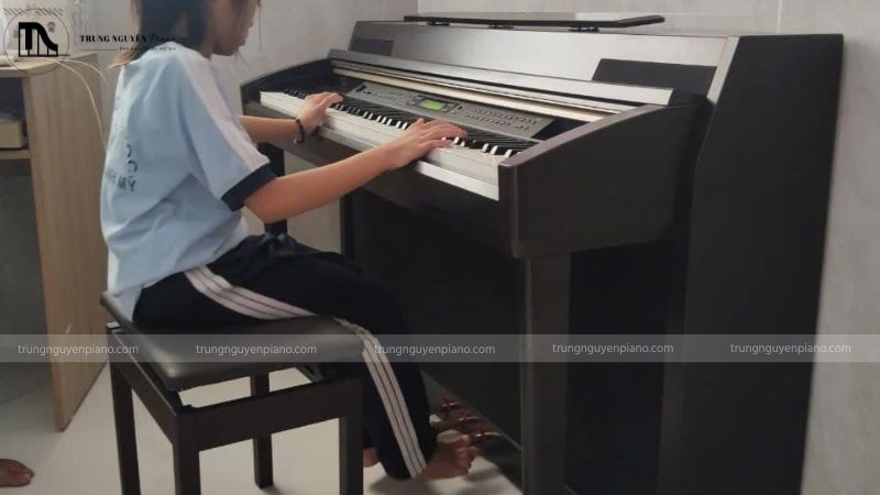 So sánh piano điện và piano cơ