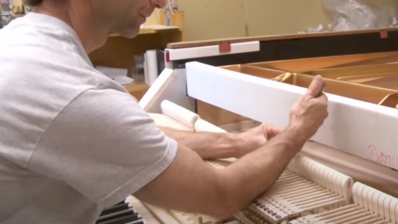 Nghệ nhân đang tỉ mỉ lắp ráp từng bộ phận của đàn