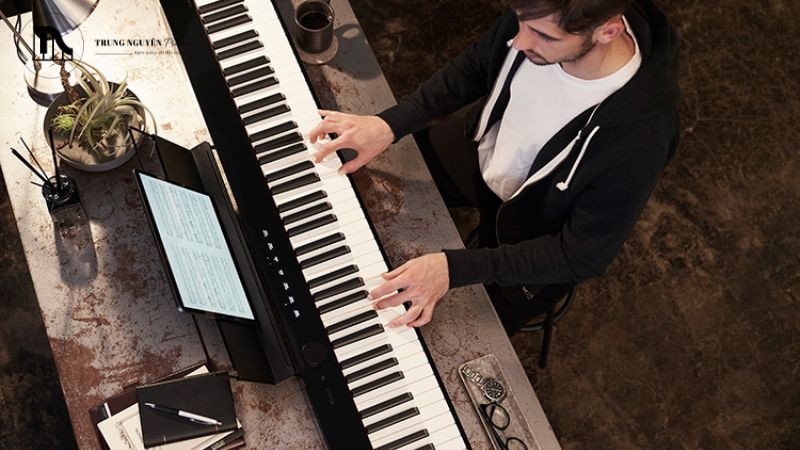 Đàn piano điện là một loại nhạc cụ điện tử được thiết kế để mô phỏng lại âm thanh