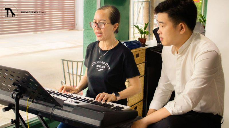Lý do đàn organ dễ học hơn đàn piano cho người lớn tuổi