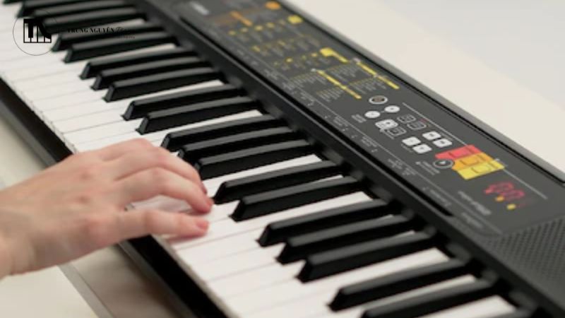 Chức năng Smart Chord trên Yamaha PSR-F52 là một công cụ thông minh cho phép bạn chơi các hợp âm hoàn chỉnh