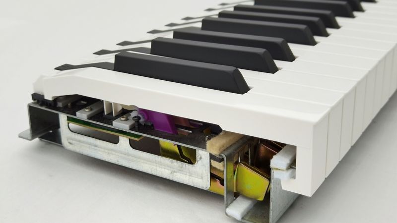 Không thể điều chỉnh độ nặng cơ học của phím 