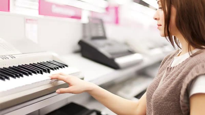 Thử đàn piano điện tại showroom để so sánh cảm giác action