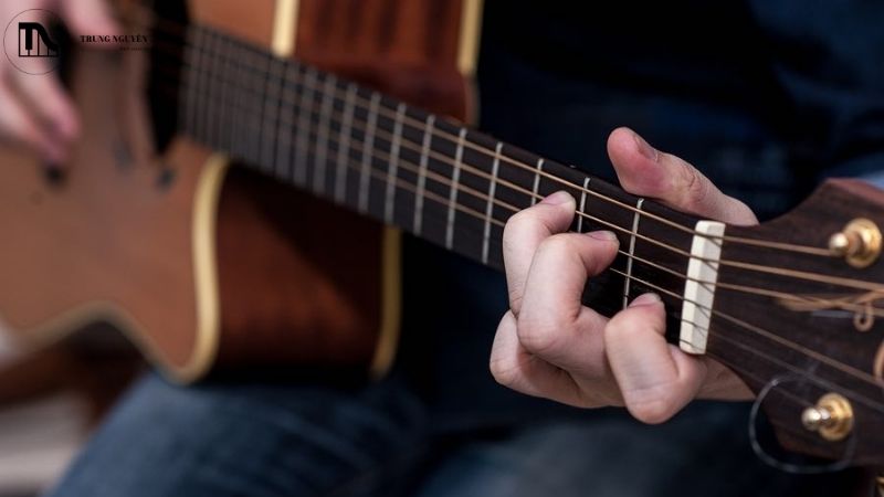 Ảnh hưởng sau va đập của đàn guitar