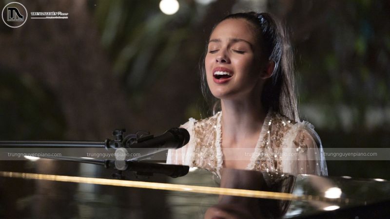 Khi vừa hát vừa chơi đàn piano, bài khởi động giọng hát giúp ổn định hơi thở, kiểm soát âm sắc và phối hợp nhịp nhàng giữa giọng hát và chuyển động tay.