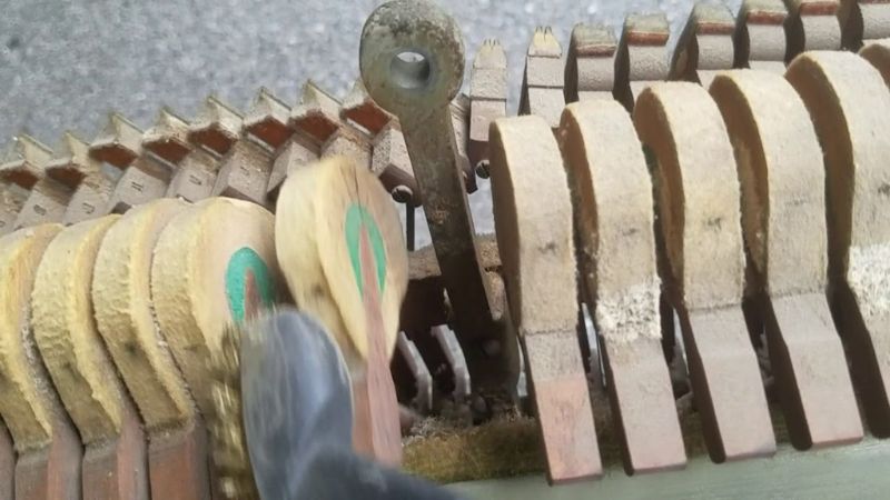 Búa đàn piano bị ẩm mốc