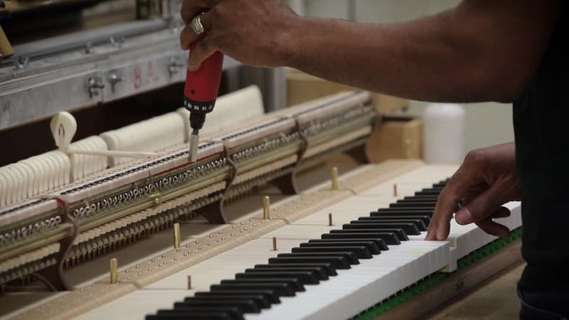 Bảo dưỡng kỹ lưỡng giúp giữ gìn giá trị và kéo dài tuổi thọ của cây đàn