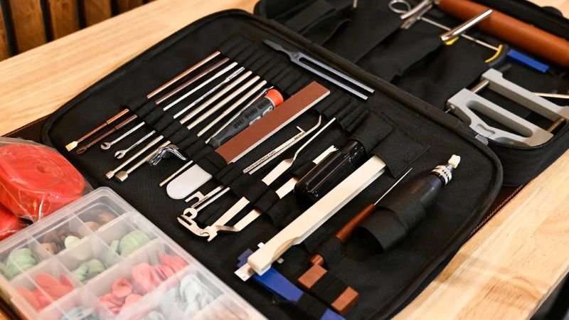 Bộ dụng cụ chuyên dụng của kỹ thuật viên piano