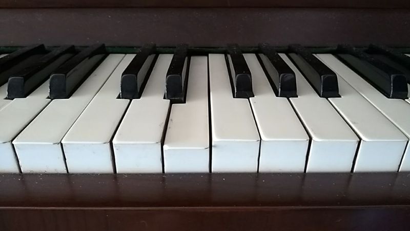 Một phím đàn piano bị kẹt, thấp hơn hẳn các phím còn lại