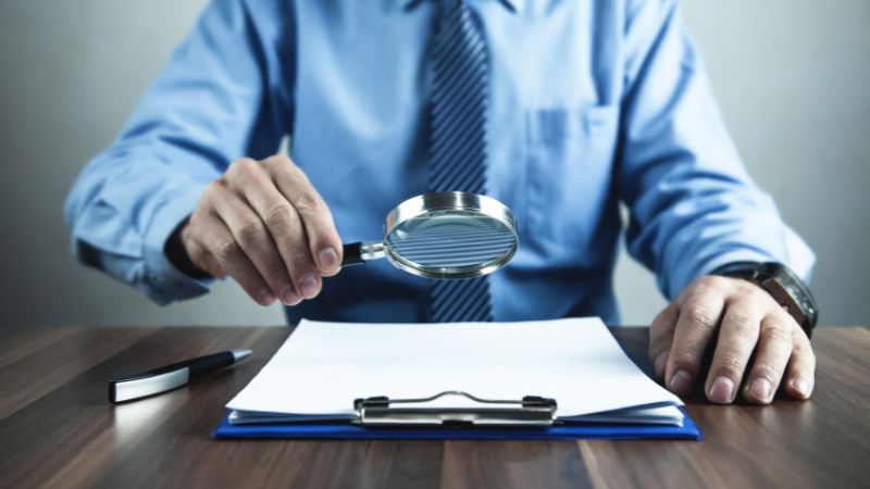 Việc kiểm tra hợp đồng bảo hành giúp tránh hiểu nhầm về phạm vi bảo hiểm