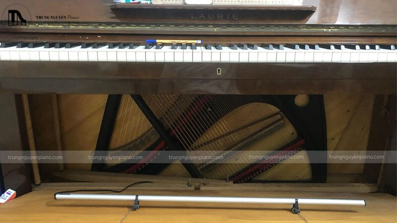 Đàn piano bị ẩm mốc nhẹ và hình ảnh ống sấy đàn piano